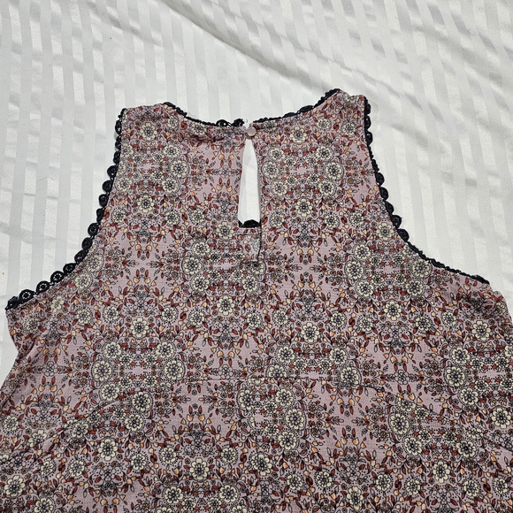 Floral Sleeveless Top - Pink and Black - Picture 5 of 7